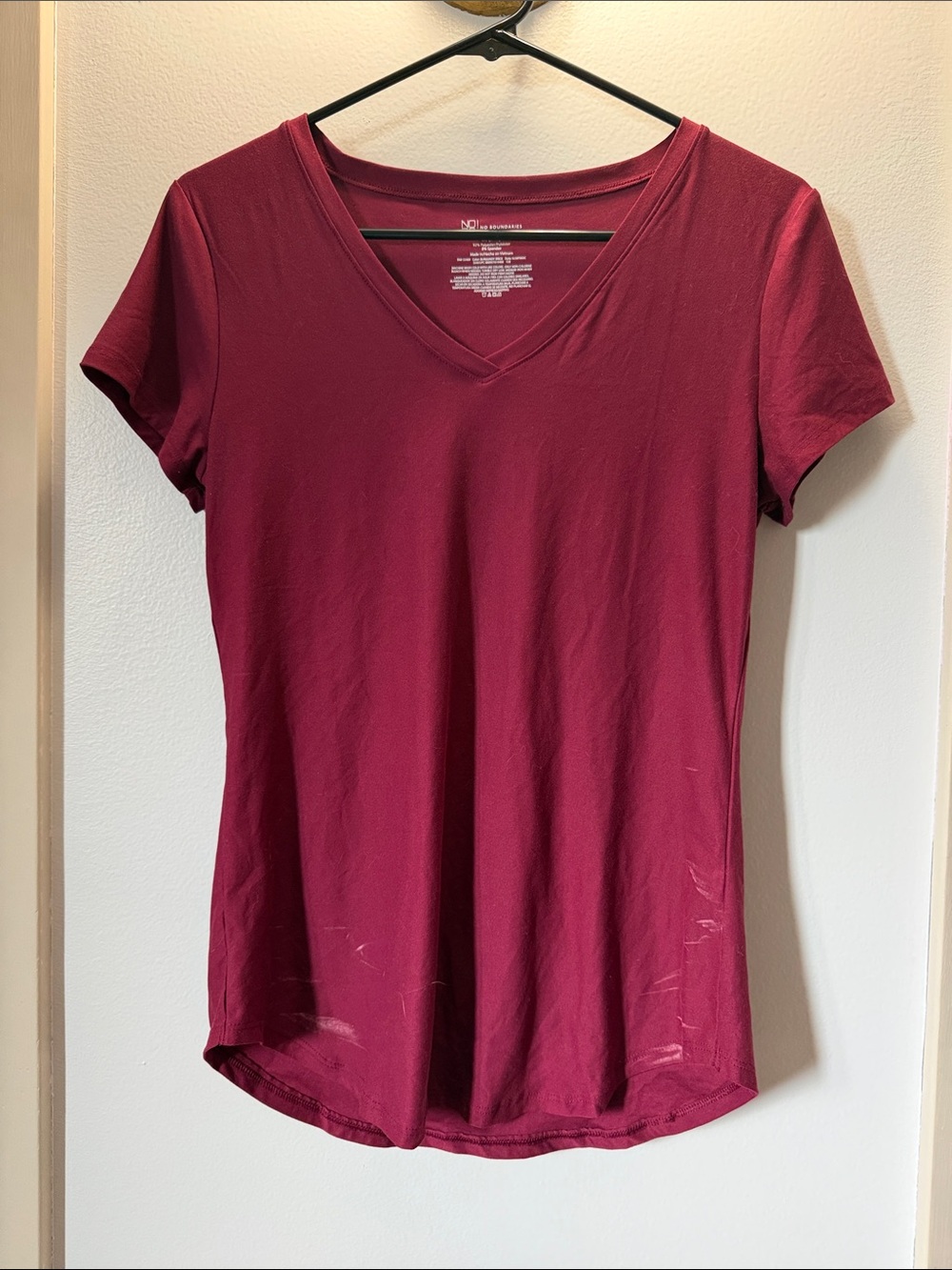 No Boundaries Women's V-Neck Short Sleeve Tee - Maroon